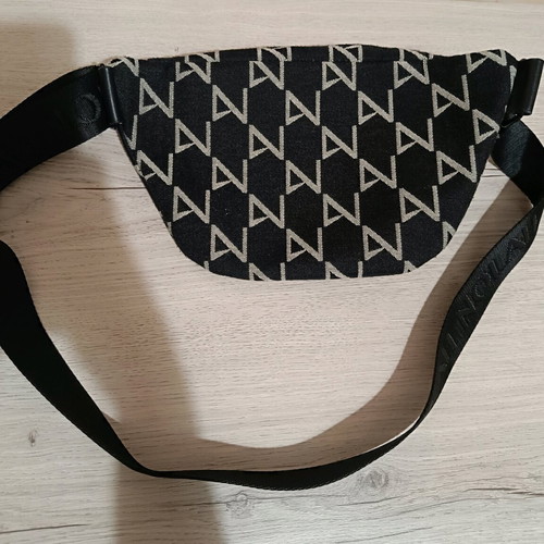 Nolah banana bag like new, black