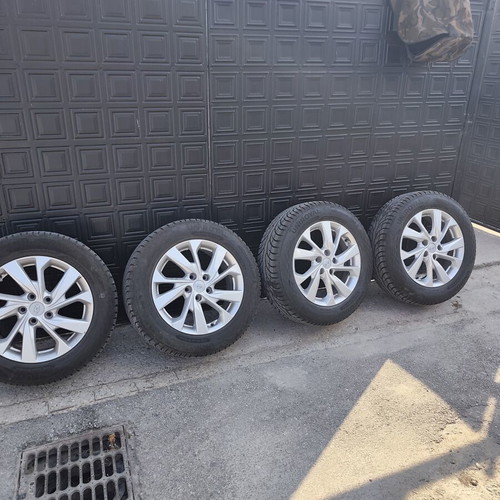 Hyundai Tucson 17-inch rims with all-season tires like new