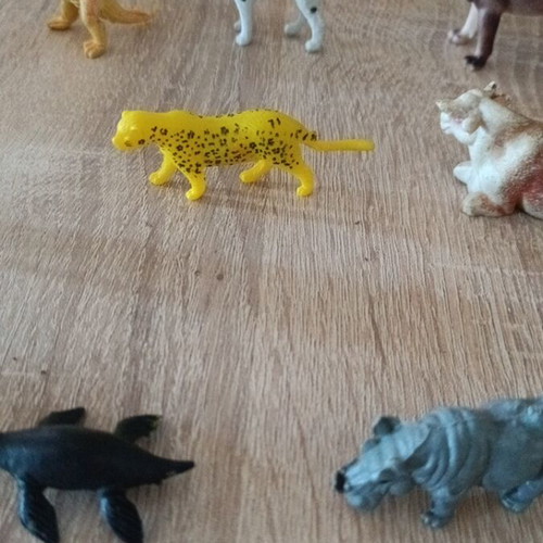 Jungle and farm animal figures used, pack of 25