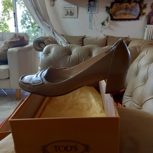 TOD'S women's leather beige loafers size 37