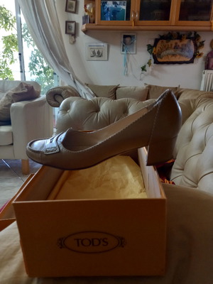 TOD'S women's leather beige loafers size 37