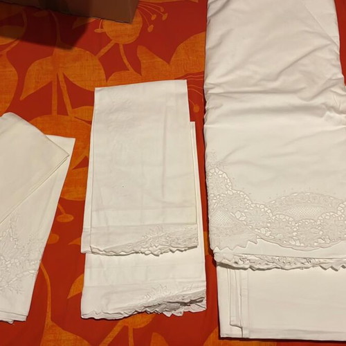 White bed sheet set for double bed like new with 2 pillowcase sets