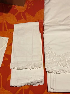 White bed sheet set for double bed like new with 2 pillowcase sets