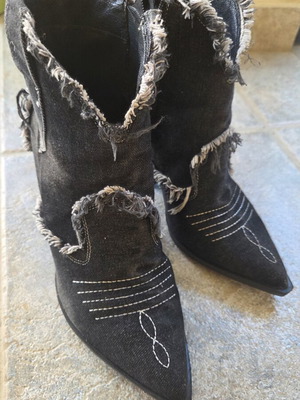 Cowboy boots μαύρο τζιν αστραγάλου με φερμουάρ, μυτερή μύτη, τακούνι 8εκ. σαν καινούργιο