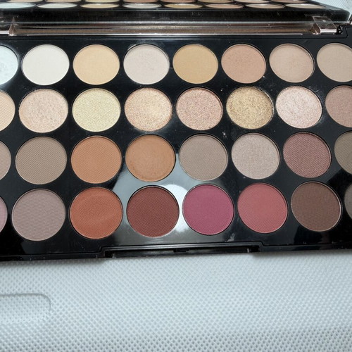 Revolution Beauty Flawless 3 Resurrection palette, 32 shades, 20gr like new
