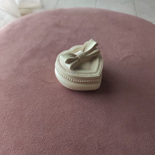 Trimar jewelry box heart-shaped like new, white and beige