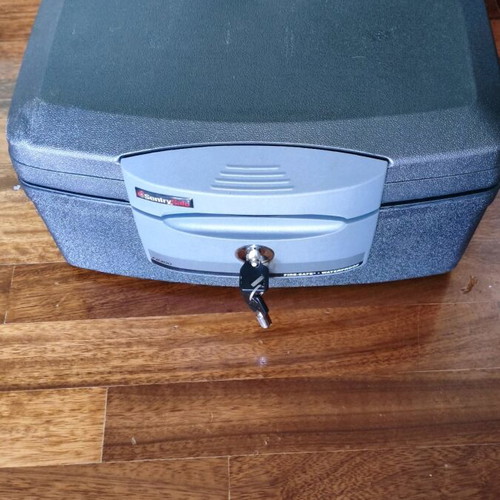 Sentry Safe Firesafe Waterproof Safe Chest like new with 2 keys