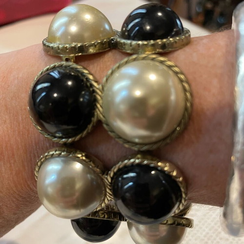 Faux pearl and black cabochon bracelet like new