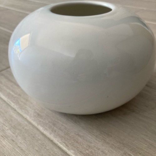 White spherical vase like new, modern and minimal