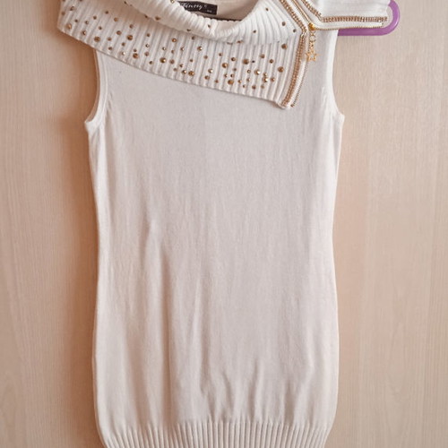 Blouse dress like new, sugar color with rhinestones on collar, size M