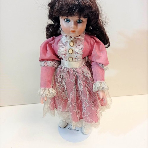 Vintage porcelain decorative doll The Heritage Mint collection like new