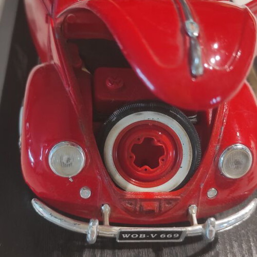 Volkswagen Cabriolet Maisto 1:18 collectible model like new, red