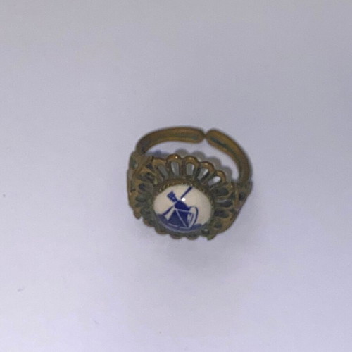 Vintage adjustable brass ring with porcelain/enamel from Netherlands used