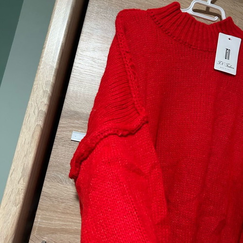Thick knitted sweater new, red