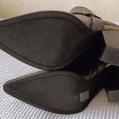 DKNY leather western ankle boots size 41 like new, black
