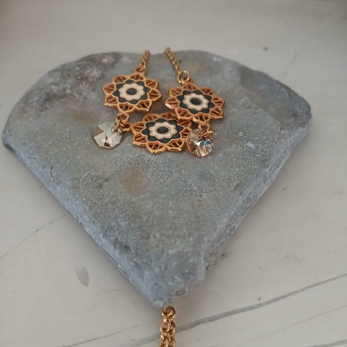Necklace with flowers and Swarovski crystals new