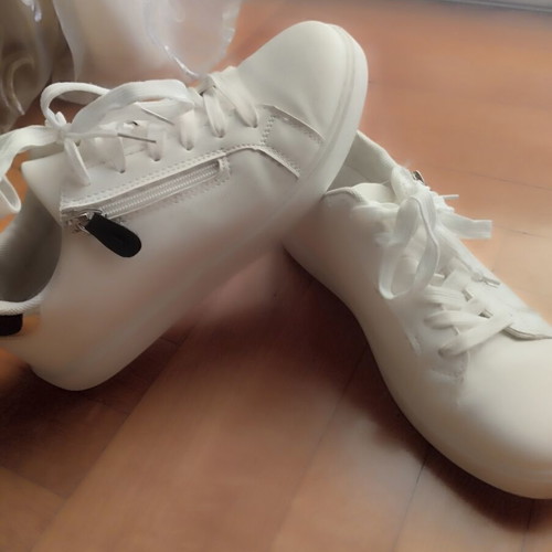 Sneakers like new, size 40, white athletic style