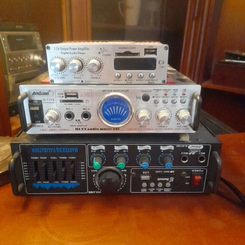 Wireless vocal microphone set with 4 speakers and mixer