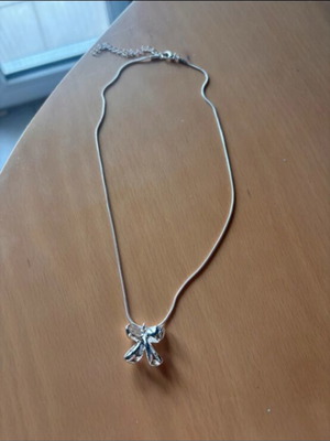 Necklace new silver with bow