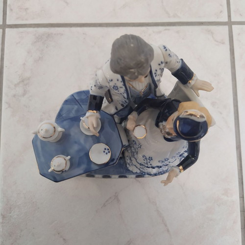 Vintage table clock with couple collectible decorative figurine like new