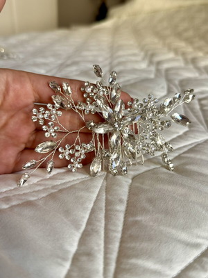 Bridal hair comb with crystals and pearls, silver tone