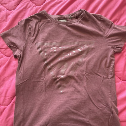 Guess T-shirt μεταχειρισμένο, μέγεθος M, σκουρόροζ