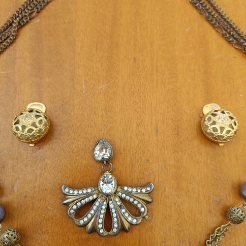 Vintage necklace with metal elements and pearls used, with 2 clip earrings