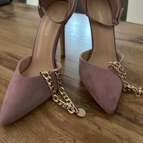 Lilac pumps with gold chain