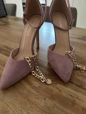Lilac pumps with gold chain