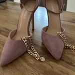 Lilac pumps with gold chain