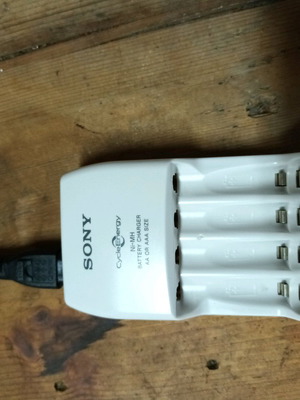 Sony μηχανή επαναφόρτισης μπαταριών μοντέλο bcg34-hld σαν καινούργιο