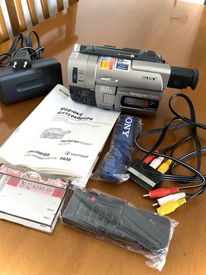 Sony Handycam CCD-TRV77E Hi8 XR vintage camcorder set