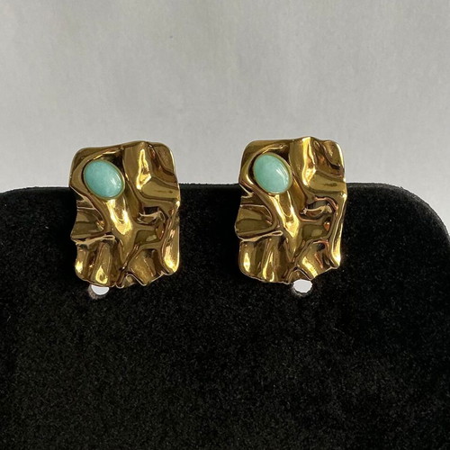 Vintage earrings with clip in gold tone and turquoise stone, like new