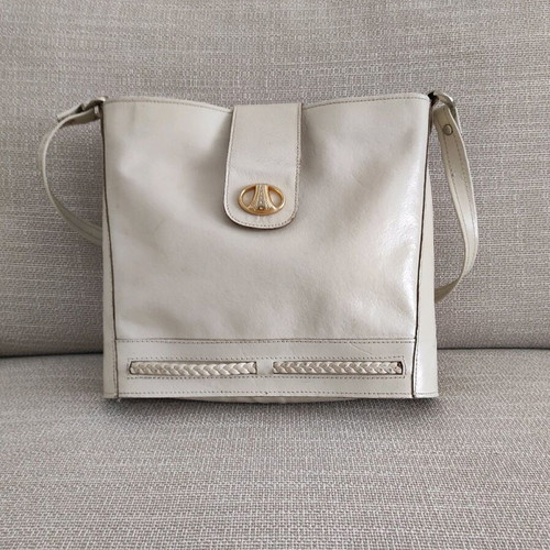 Leather bag used 17x23 cm with zipper and clasp