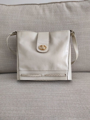 Leather bag used 17x23 cm with zipper and clasp