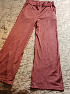 Wide-leg pants like new, chocolate color, size medium with pockets and elastic waist