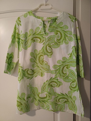 Chicard blouse like new with paisley design, 3/4 sleeves, V-neck