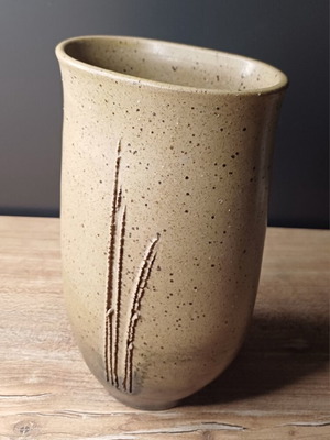 Ceramic vase like new with engraved designs, height 19 cm