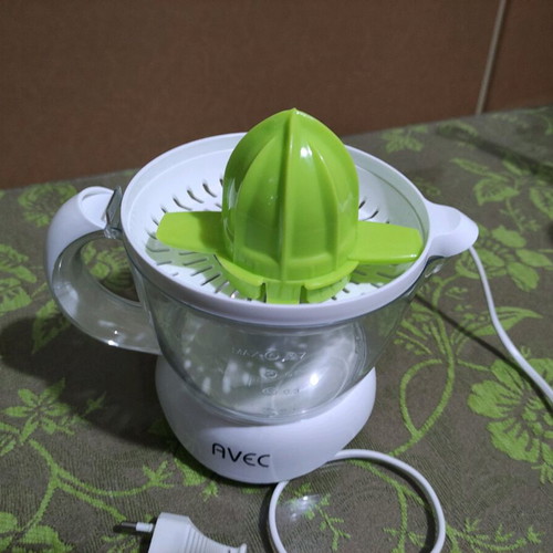 Avec electric juicer like new, 25 Watt, 700 mL