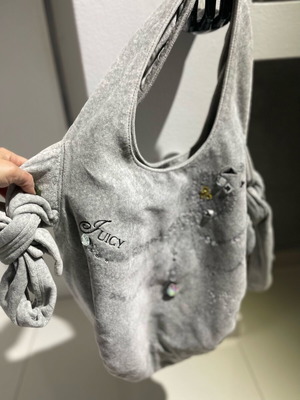 Juicy τσάντα ώμου βελουτέ με στρας αφόρετη, γκρι