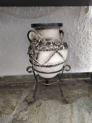 Large decorative amphora with stand new, metal leaves