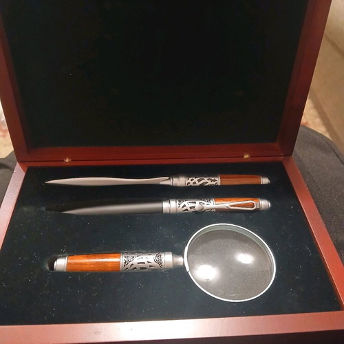 Set with magnifying glass, pen and letter opener in wooden case like new