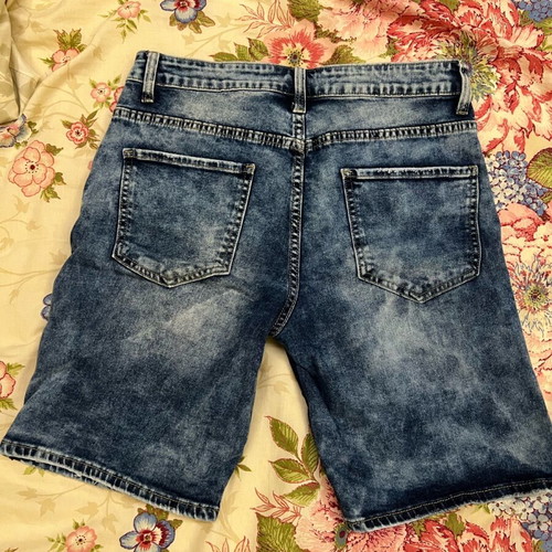 Men's shorts pack of 2 like new, beige cargo and blue distressed denim