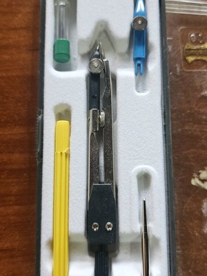 Compass set like new, school supplies