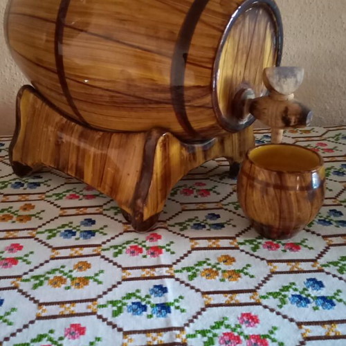 Wooden decorative barrel with 3 wooden cups used