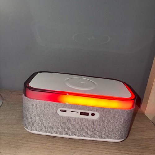 Smart speaker like new with Bluetooth, alarm clock and wireless charging
