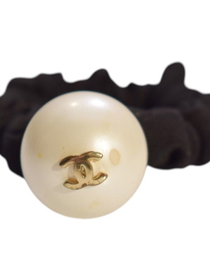 Chanel F16V Oversized Pearl CC Hair Scrunchie used