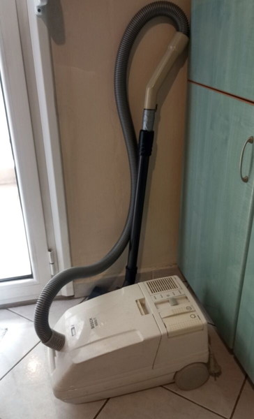 Ηλεκτρική Σκούπα Bosch (Solida 11) σε απόλυτα λειτουργική και καλή εξωτερική κατάσταση! + Σακούλες