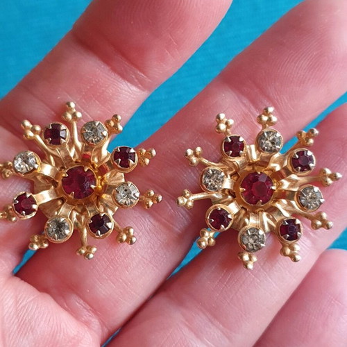 Vintage 60s clip earrings used, gold tone with red and white crystals