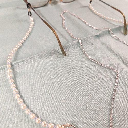 Glasses chain with white pearls and blue beads in silver color